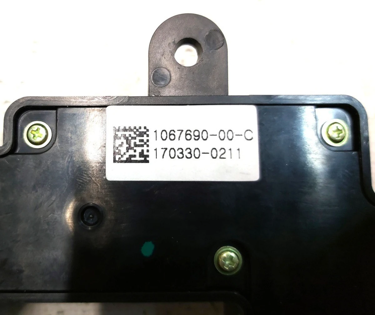 1 Блок регулювання положення водійського сидіння Tesla model S REST, model X 1067690-00-D