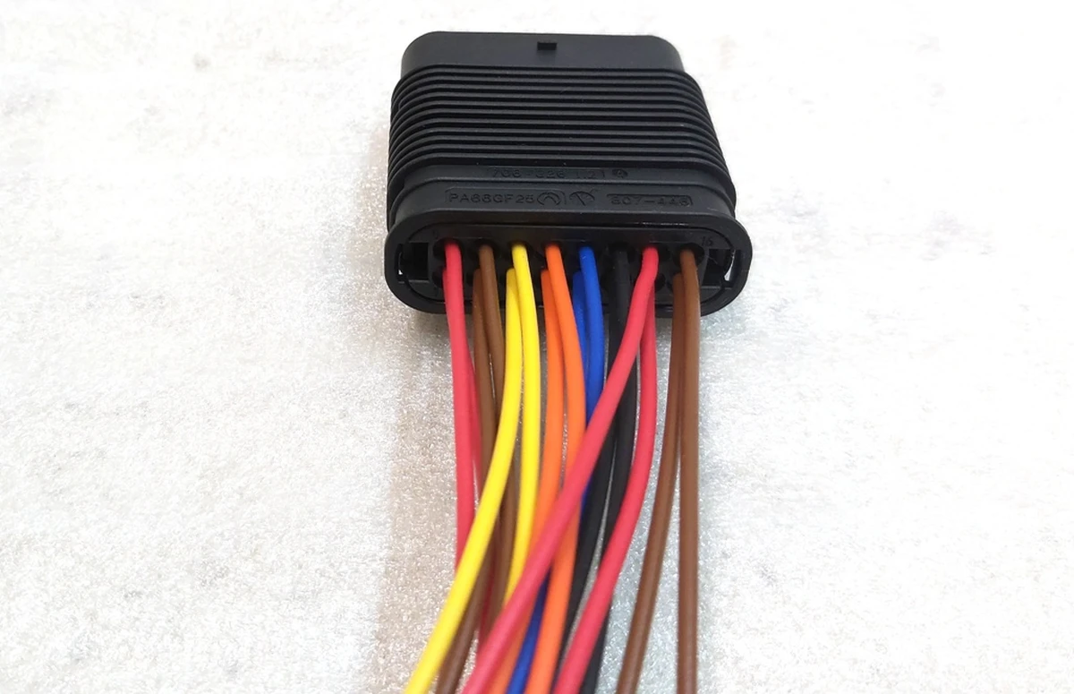 Разъём (фишка) на бампер передний PA66GF25 (папа) 807-446 RH 706-326 1.2 A RH Tesla model 3 1067954-00-E