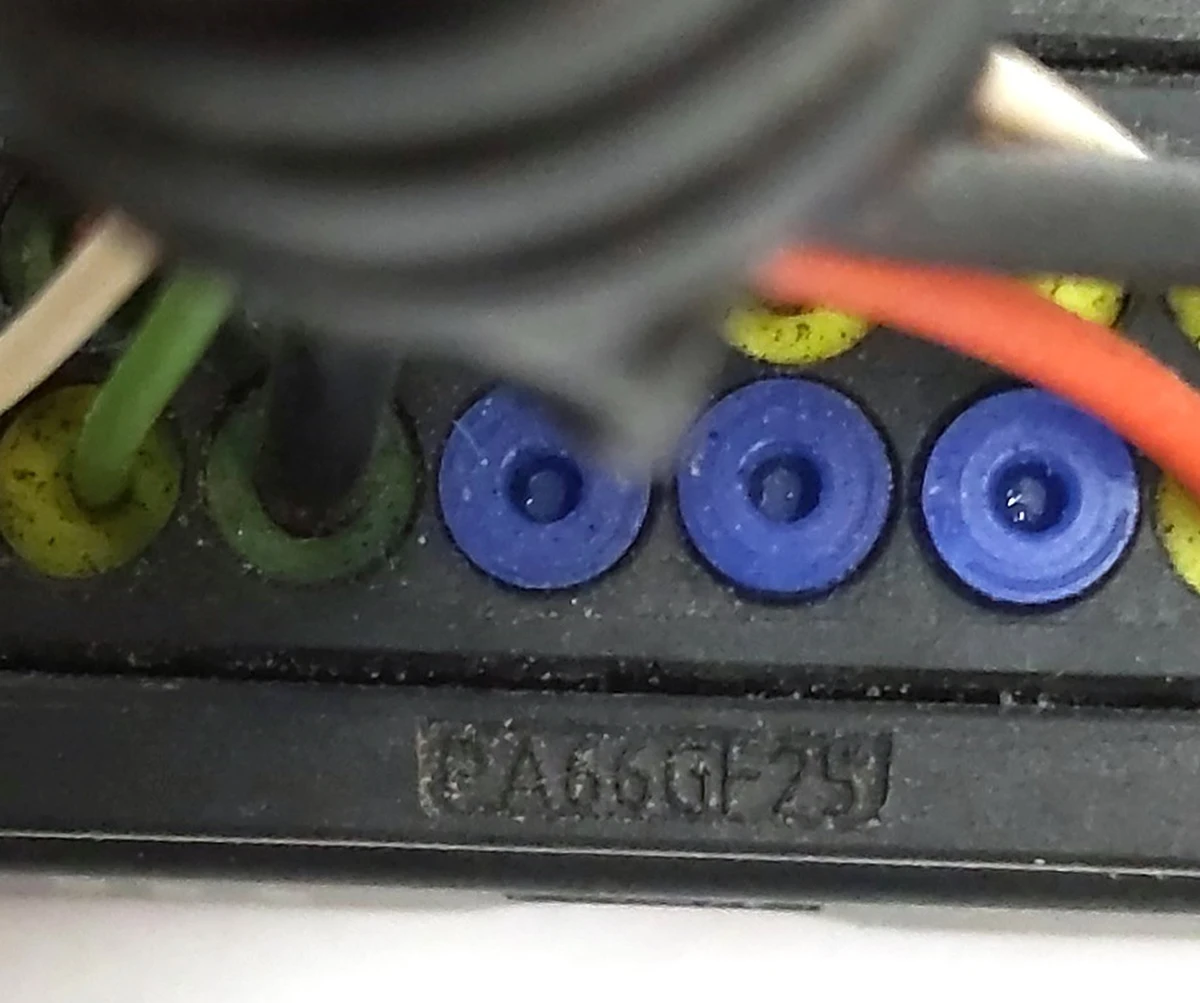 Разъём (фишка) на бампер передний PA66GF25 (мама) 807-445 RH Tesla model 3 1067958-00-E