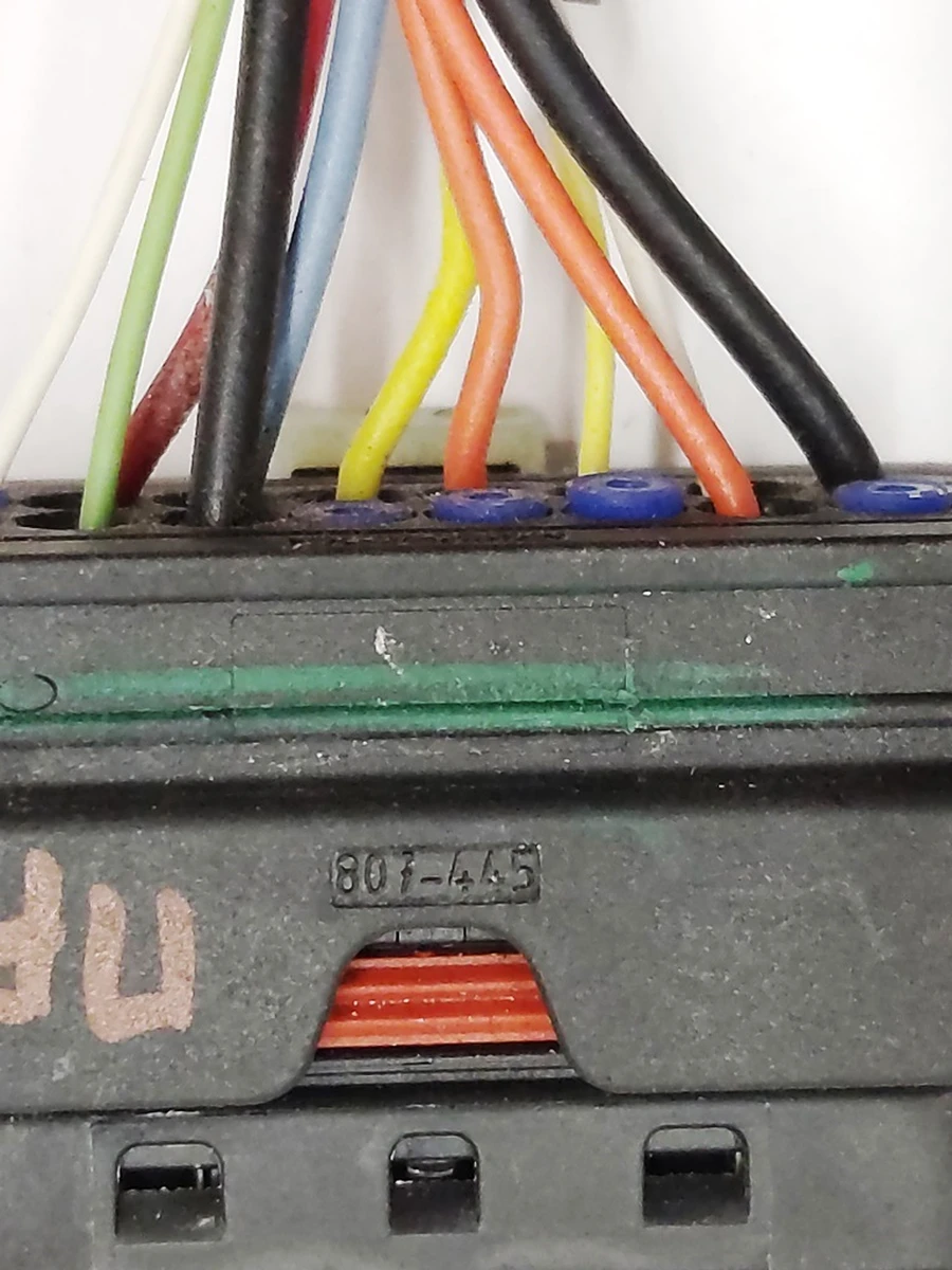 Разъём (фишка) на бампер передний PA66GF25 (мама) 807-445 RH Tesla model 3 1067958-00-E