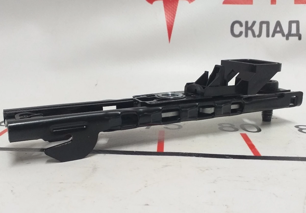 3 Кронштейн крепления ремня безопасности 1го ряда сидений Tesla Model 3, Model 3 Jan 2024, Model Y 1068130-01-B