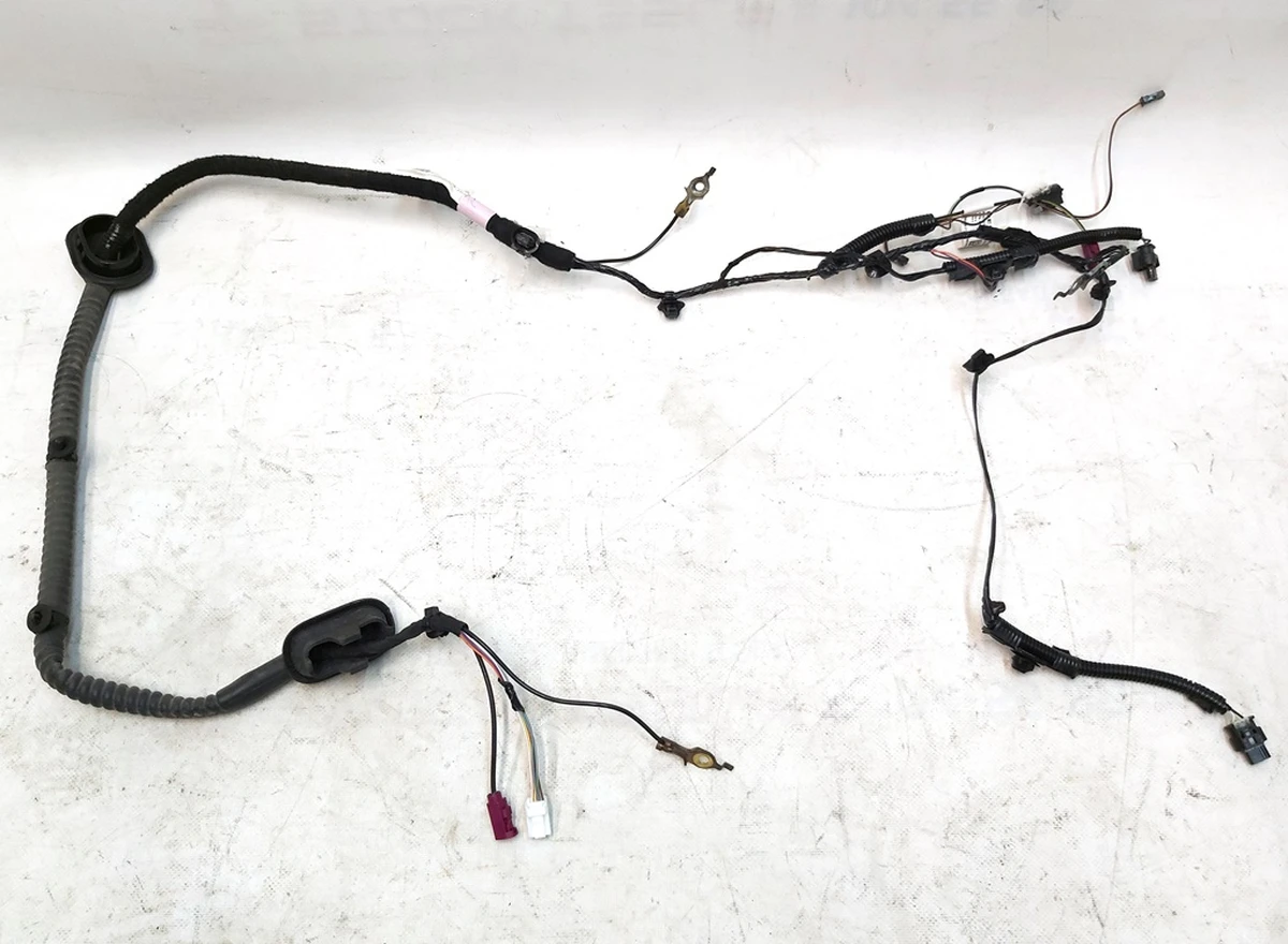 5 Электропроводка крышки багажника со следами окисленияTesla model 3 1068789-00-F