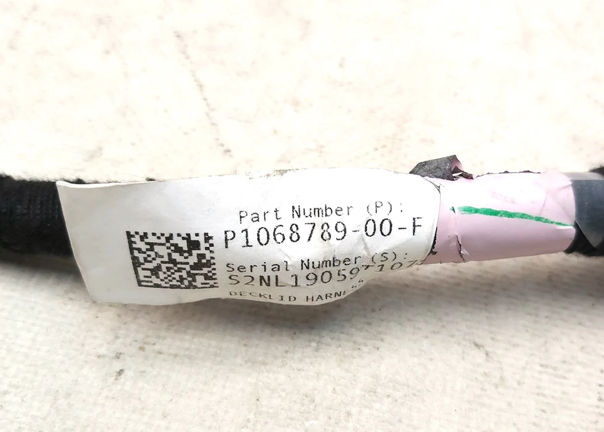 5 Электропроводка крышки багажника со следами окисленияTesla model 3 1068789-00-F