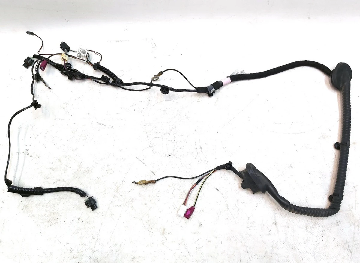 5 Электропроводка крышки багажника со следами окисленияTesla model 3 1068789-00-F