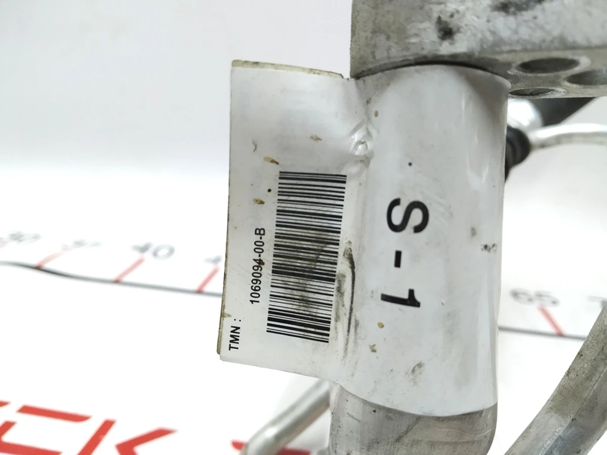 1 Трубка системи кондиціювання W/TXV, R134a із пошкодженням Tesla model S REST 1069094-00-B