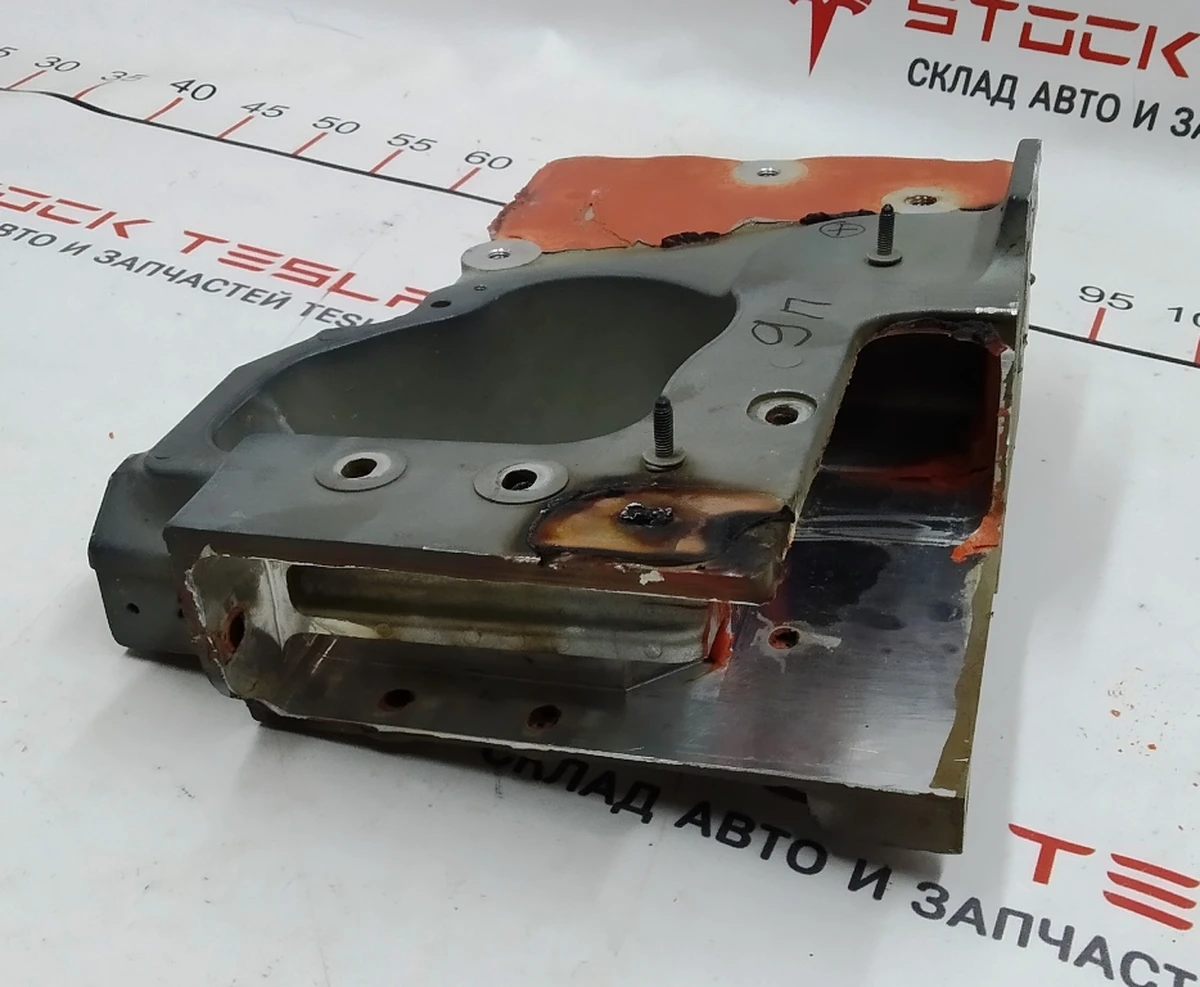 Чверть передні праві проставка лонжерона під піввісь Tesla model X 1069431-S0-C