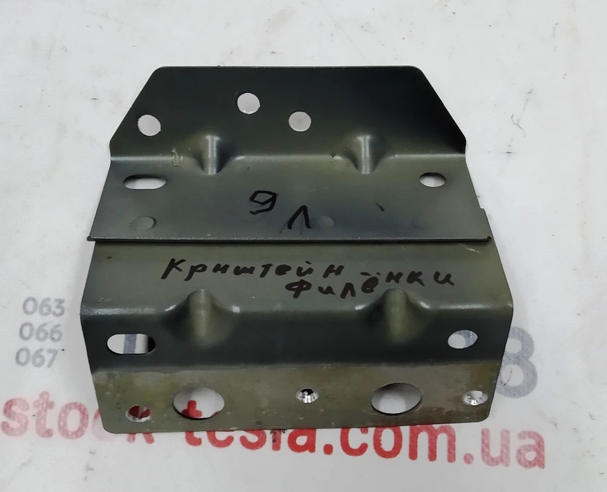 6 Кронштейн кріплення кузовної панелі даху (фільонки) стійок А/В передній лівий нижній в зборі Tesla model X 1069441-S0-A