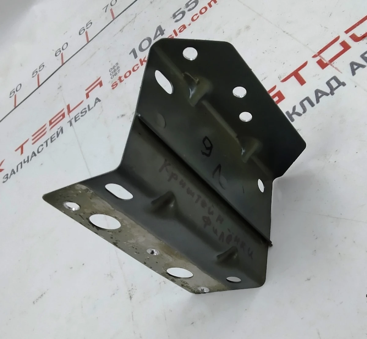 6 Кронштейн кріплення кузовної панелі даху (фільонки) стійок А/В передній лівий нижній в зборі Tesla model X 1069441-S0-A
