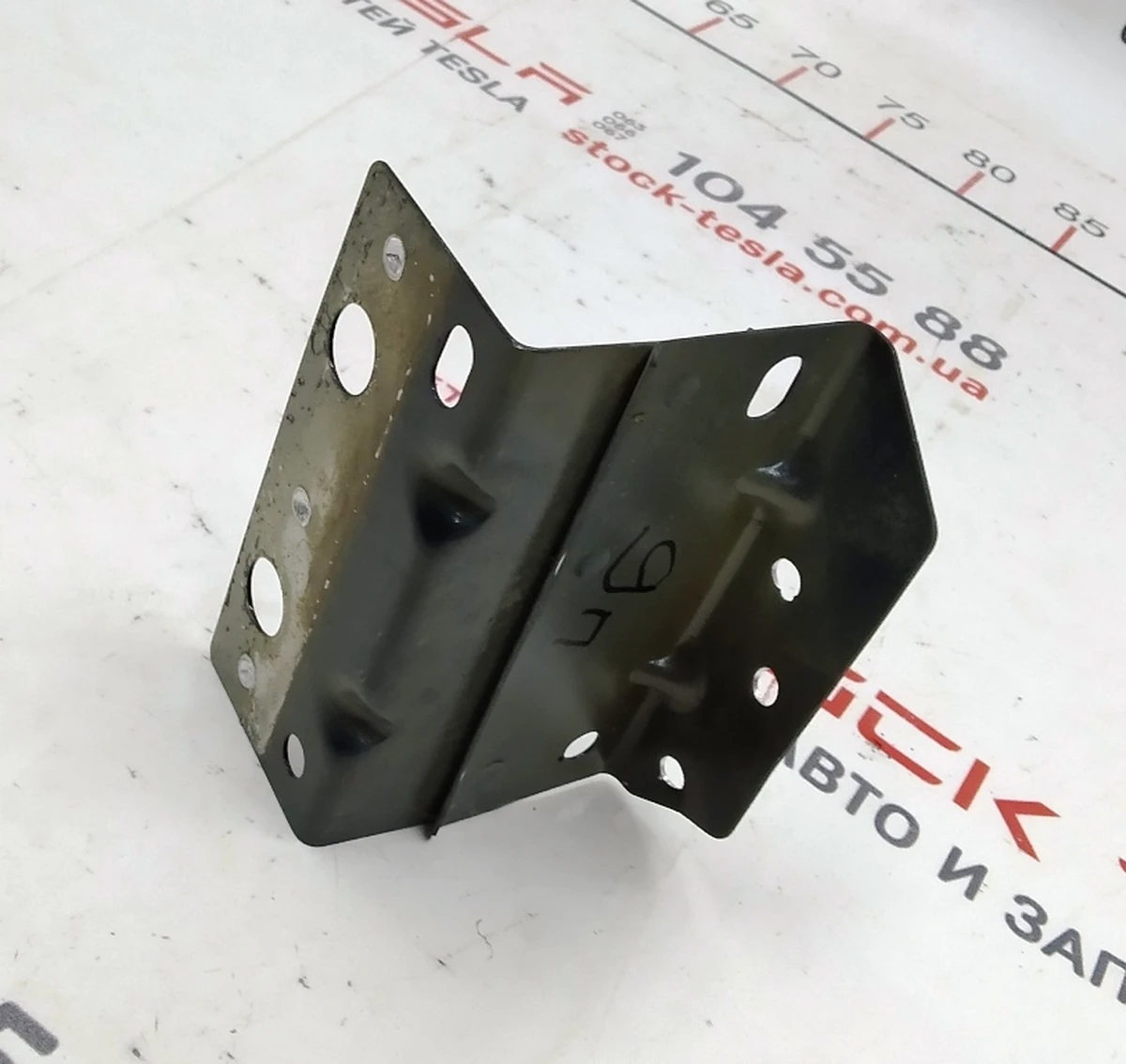 Bracket for fastening the body panel of the roof (infill) of the A / B pillars right front lower assembly Tes