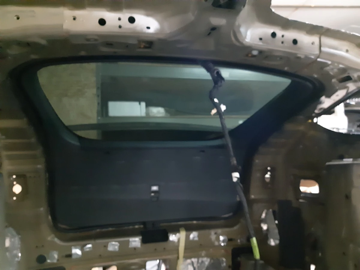 10 Кришка багажника (ляда) у зборі PBSB з емблемою T  вм'ятини на корпусі Tesla model X 1069546-E0-A