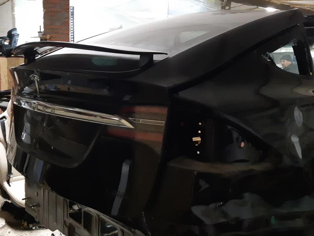 10 Кришка багажника (ляда) у зборі PBSB з емблемою T  вм'ятини на корпусі Tesla model X 1069546-E0-A