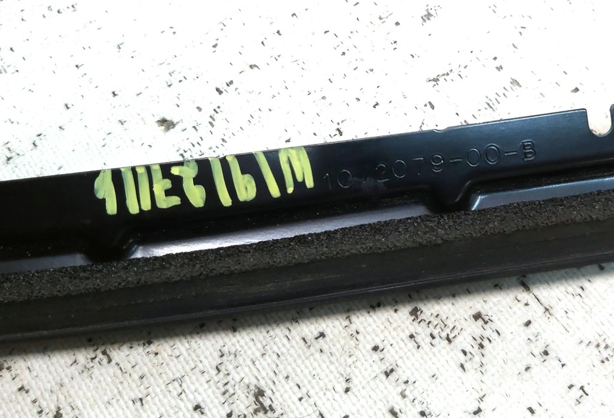 5 Window seal, upper left rear door, with metal bracket Tesla model X 1090636-98-A, 1073246-S0-B