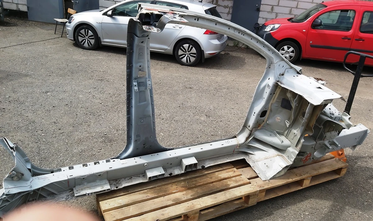 Кузов бічна частина ліва A/B у зборі з лонжероном, склянкою та полицею крила Tesla model X 1069415-S0-E