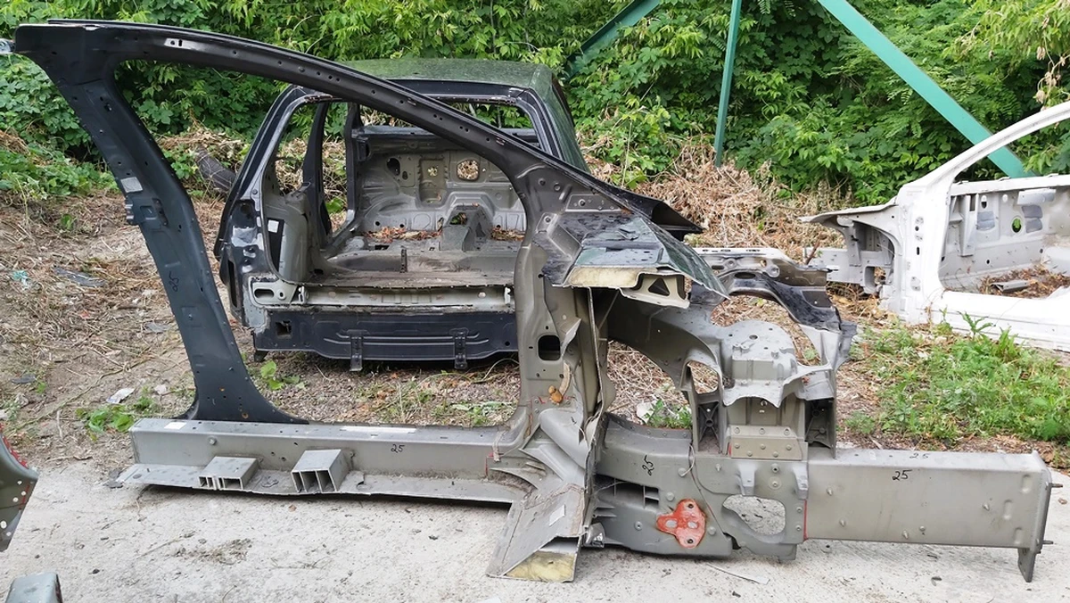 2 Кузов боковая часть левая A/B в сборе с лонжероном, стаканом и полкой крыла Tesla model X 1069415-S0-E