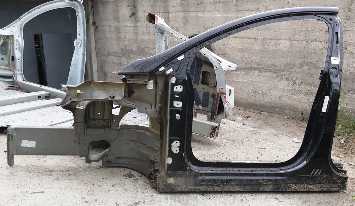 2 Кузов боковая часть левая A/B в сборе с лонжероном, стаканом и полкой крыла Tesla model X 1069415-S0-E