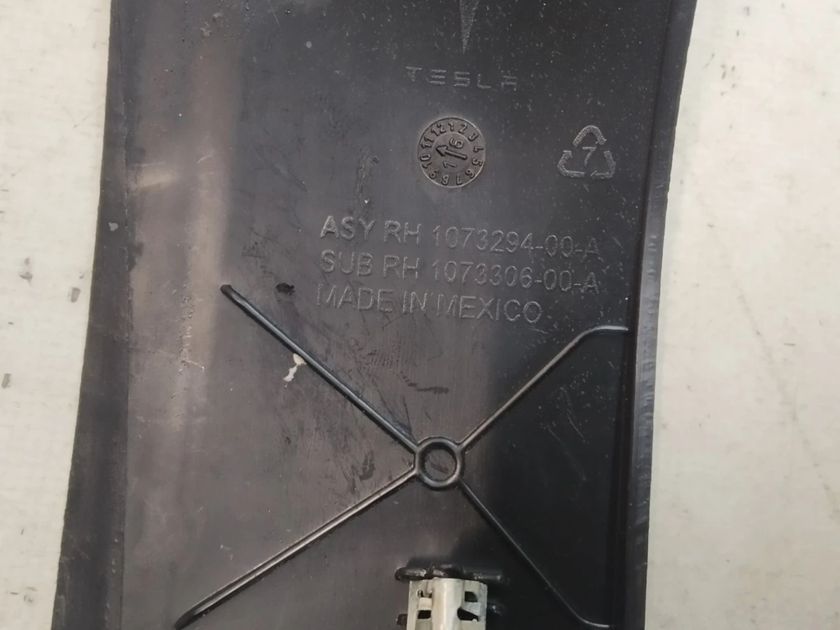 8 Панель багажного отделения правая пластик Б/У Tesla Model X 1073294-00-E