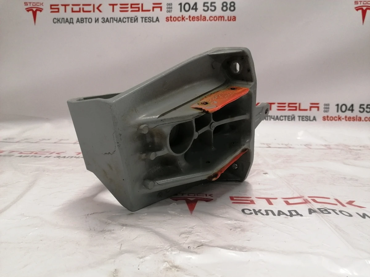 20 Кронштейн кріплення переднього двигуна правий Tesla model X 1069434-S0-A