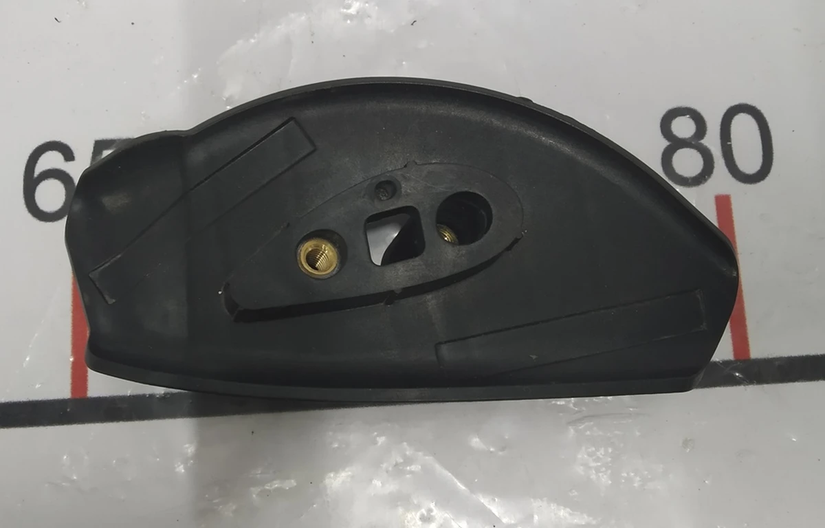 Основание опоры спойлера пассивного правое нижнее Tesla model X 1076722-00-C