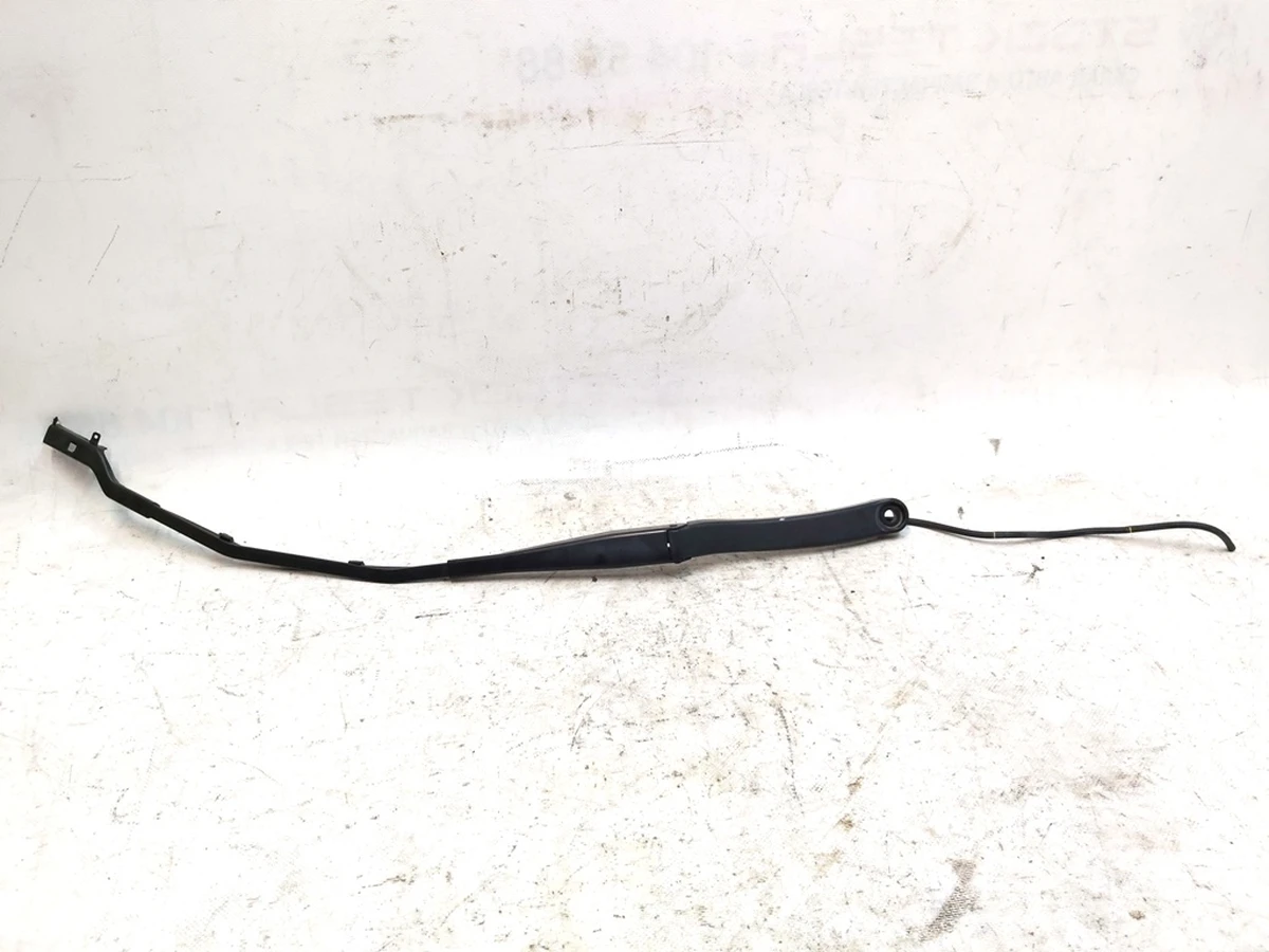 Right wiper arm with damaged hose Tesla model 3 1076729-00-B