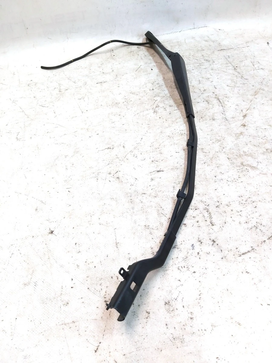 Right wiper arm with damaged hose Tesla model 3 1076729-00-B