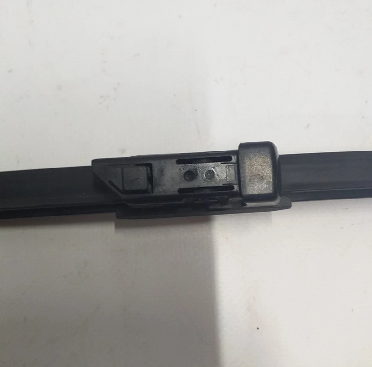 5 Windshield wiper (wiper) right with damage Tesla model 3 1076731-00-A