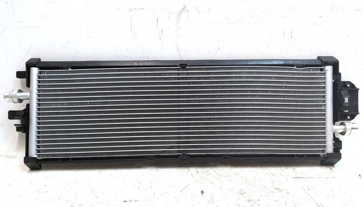 1 Радіатор охолодження основний Tesla model 3 1077082-00-C