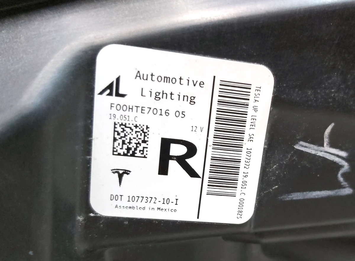 2 Фара головна права UP LEVEL (USA) із пошкодженням Tesla Model 3, Model Y 1077372-00-L