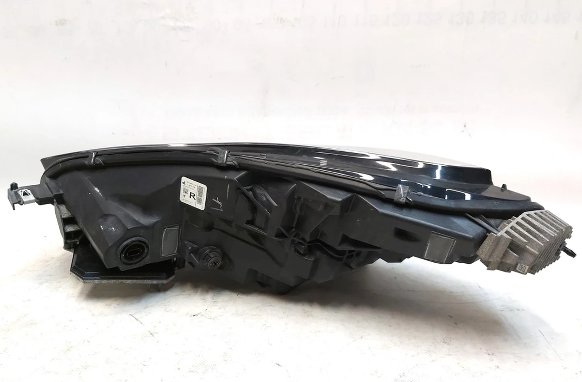 2 Фара головна права UP LEVEL (USA) із пошкодженням Tesla Model 3, Model Y 1077372-00-L