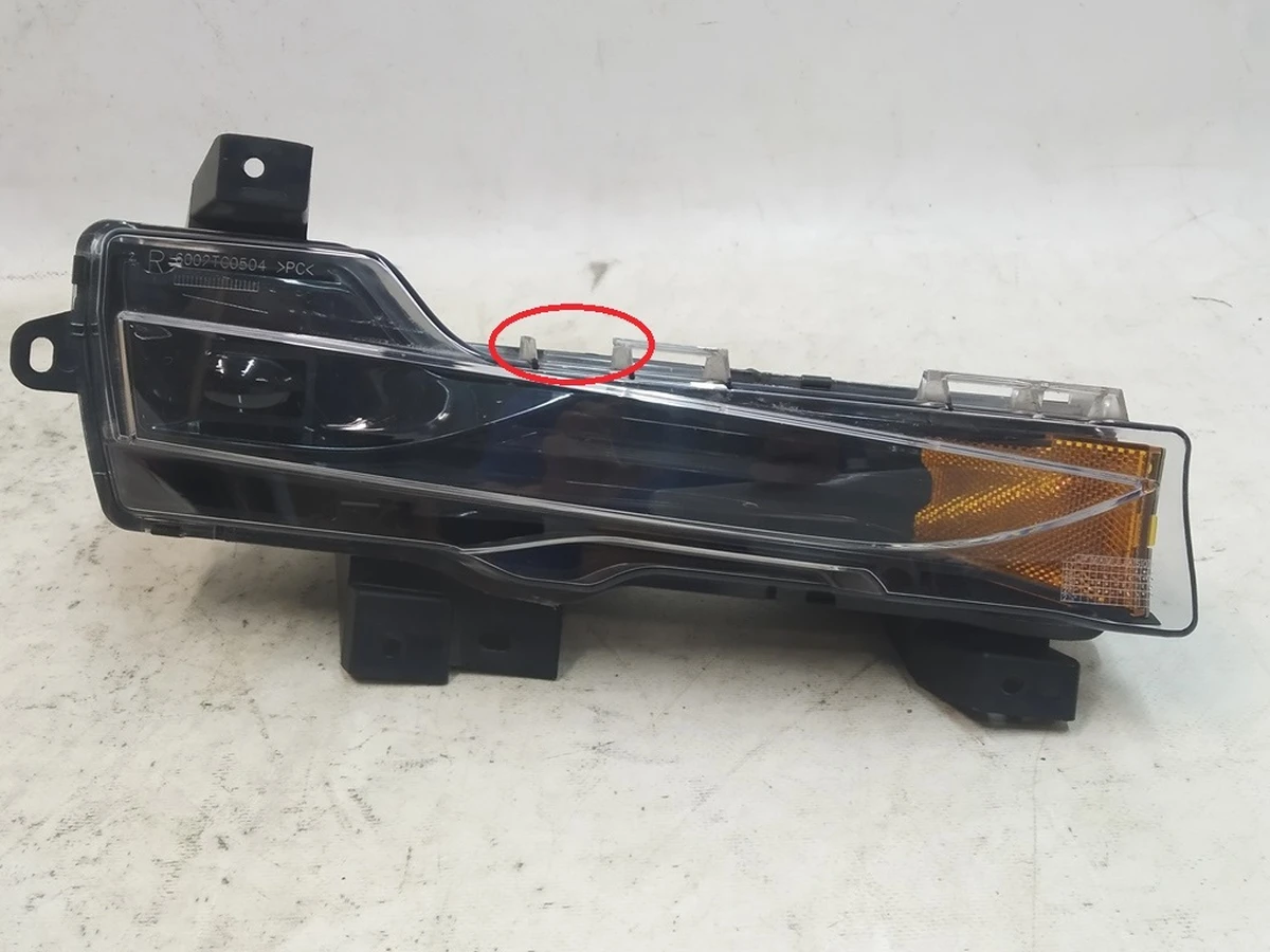 2 Фара протитуманна права SAE BASE порожня (пошкодження) Tesla Model 3 1077390-00-F