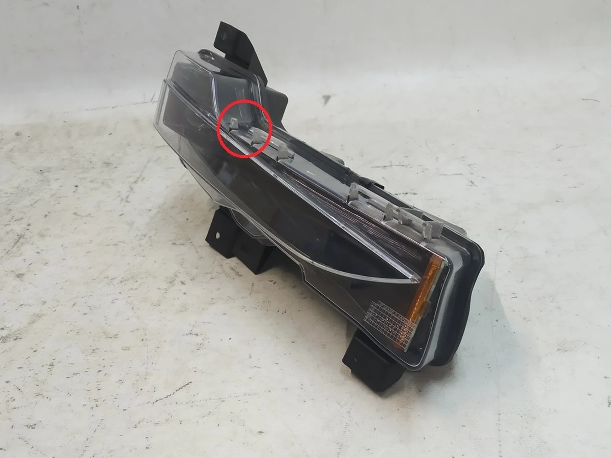 2 Фара протитуманна права SAE BASE порожня (пошкодження) Tesla Model 3 1077390-00-F