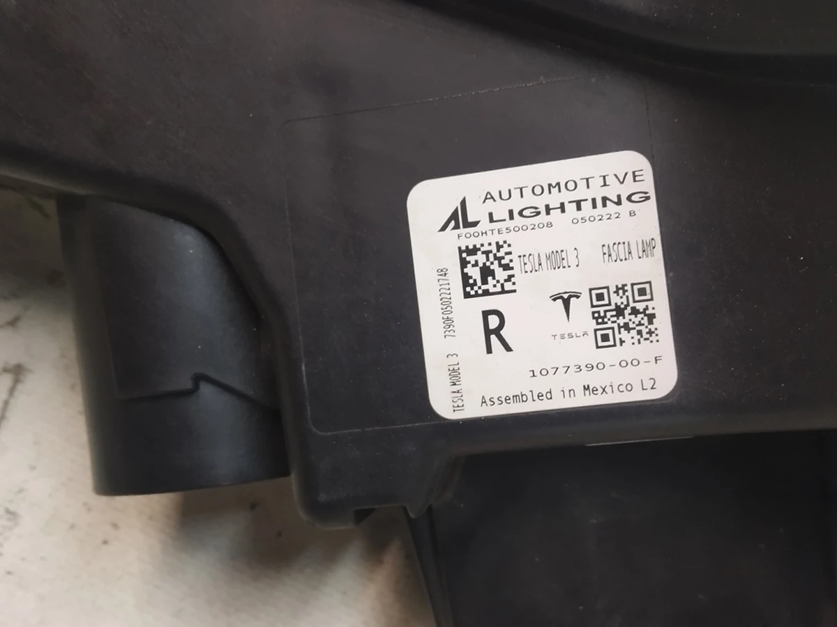2 Фара протитуманна права SAE BASE порожня (пошкодження) Tesla Model 3 1077390-00-F