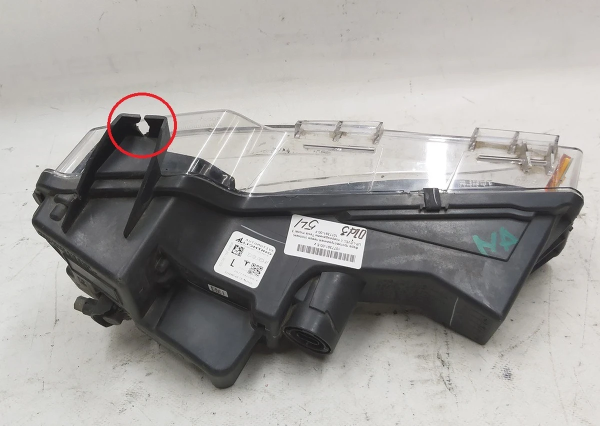 1 Фара противотуманная левая (полная) UP-LEVEL с повреждением Tesla model 3 1077391-00-F