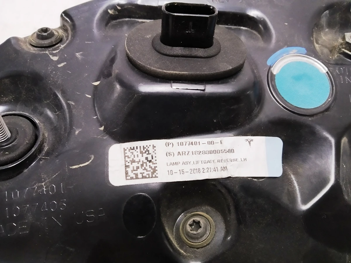3 Фонарь левый внутрений 3 pin Tesla MODEL 3 (USA), MODEL Y (GLOBAL) 1077401-00-F