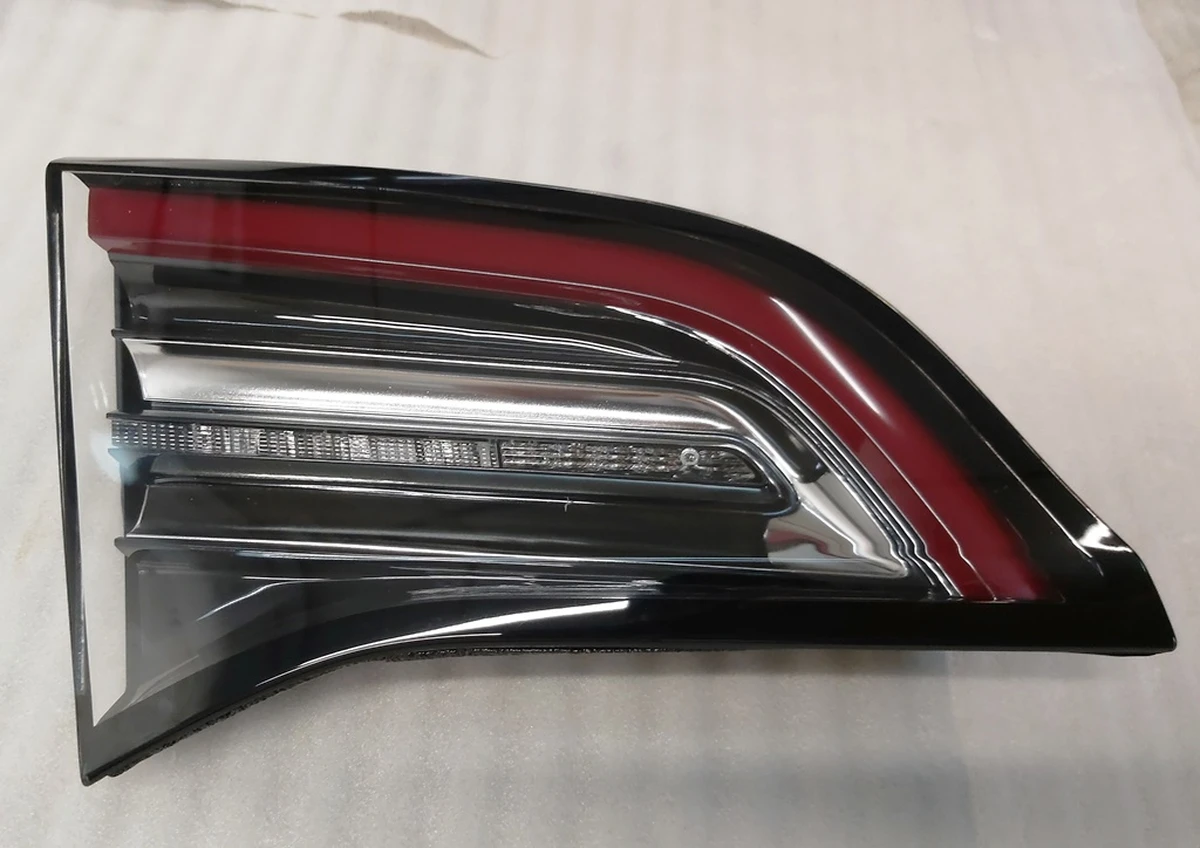 3 Ліхтар лівий внутрішній EU 3 pin Tesla Model 3 1077403-00-C