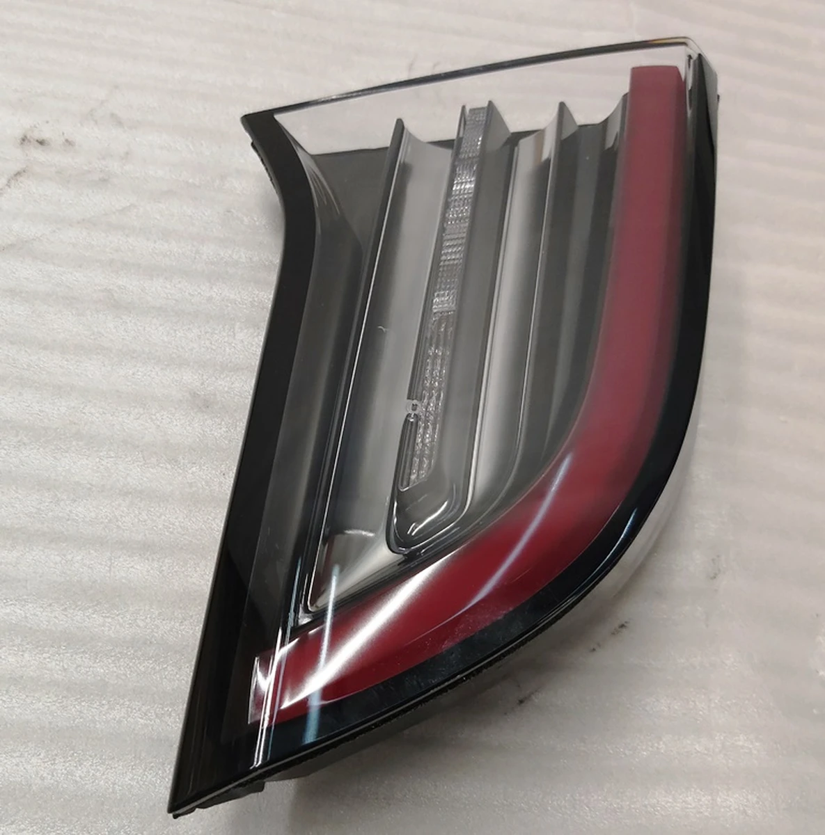 3 Ліхтар лівий внутрішній EU 3 pin Tesla Model 3 1077403-00-C