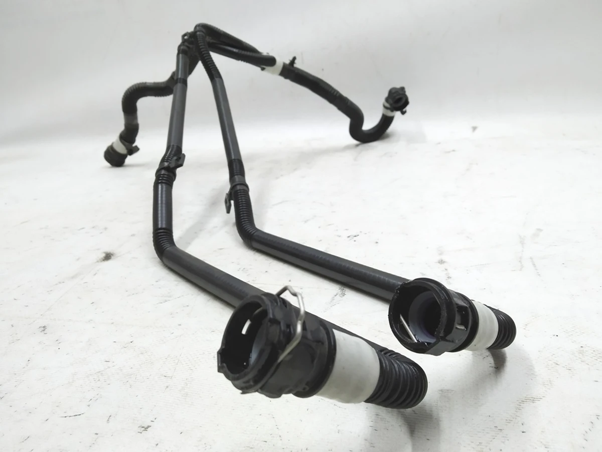 10 Патрубок системы охлаждения теплообменник (Chiller)-батарея (RWD) Tesla model 3 1077579-00-E