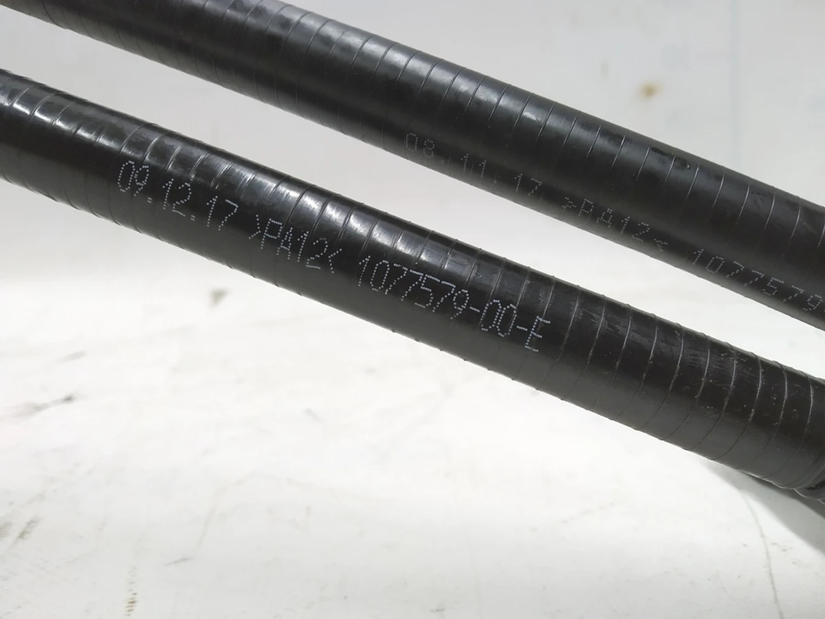 10 Патрубок системы охлаждения теплообменник (Chiller)-батарея (RWD) Tesla model 3 1077579-00-E