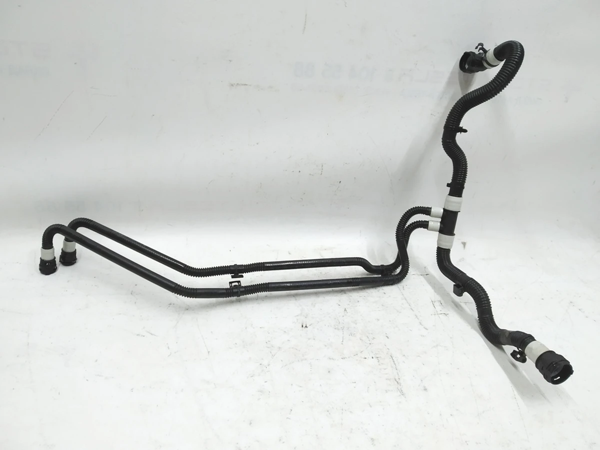 10 Патрубок системы охлаждения теплообменник (Chiller)-батарея (RWD) Tesla model 3 1077579-00-E