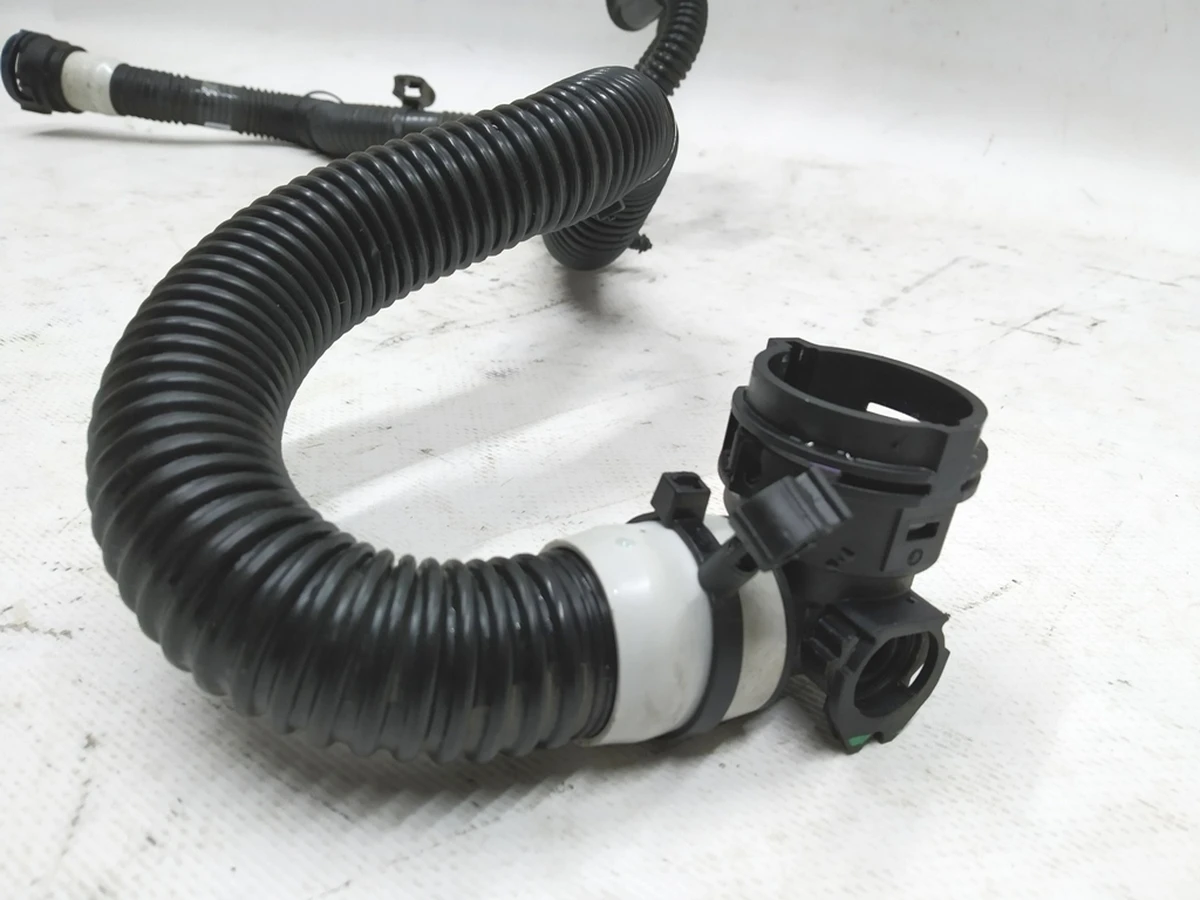 10 Патрубок системы охлаждения теплообменник (Chiller)-батарея (RWD) Tesla model 3 1077579-00-E