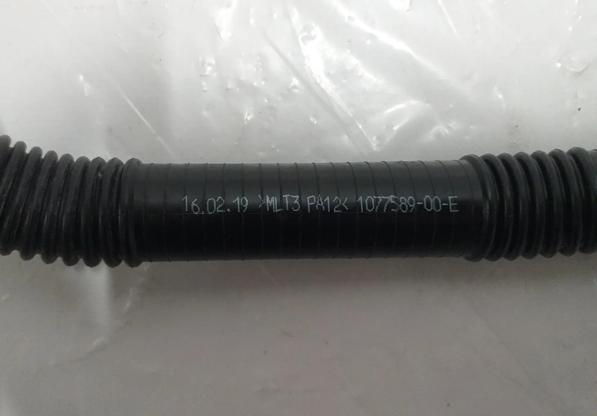 7 Патрубок радиатора выпускной (правая сторона) Tesla model 3 1077589-00-E