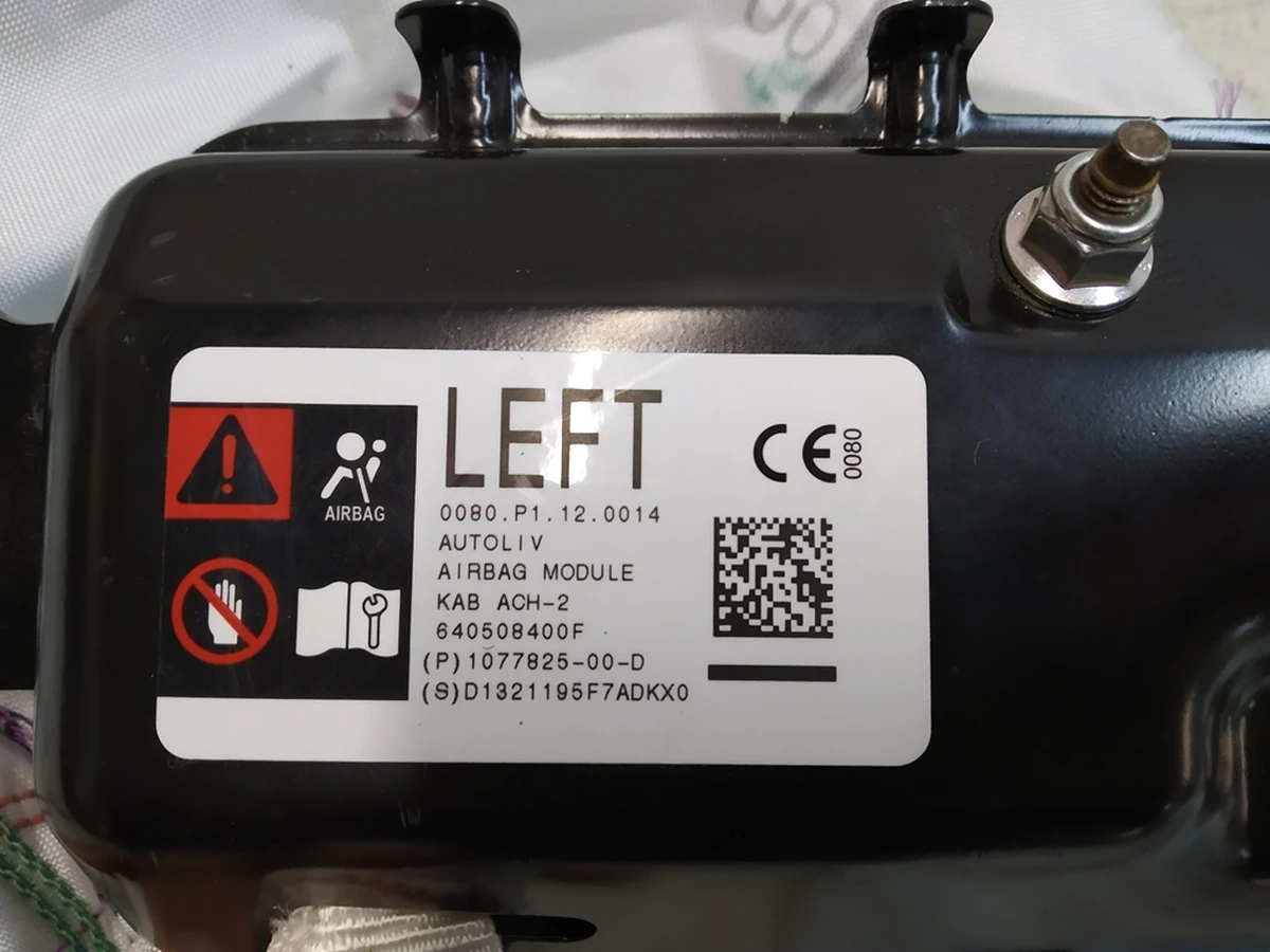 2 Подушка безопасности водителя колени под восстановление Tesla model 3, model Y  1077825-00-D