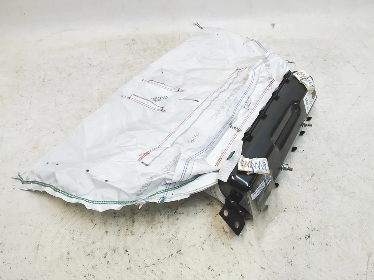 2 Подушка безопасности водителя колени под восстановление Tesla model 3, model Y  1077825-00-D