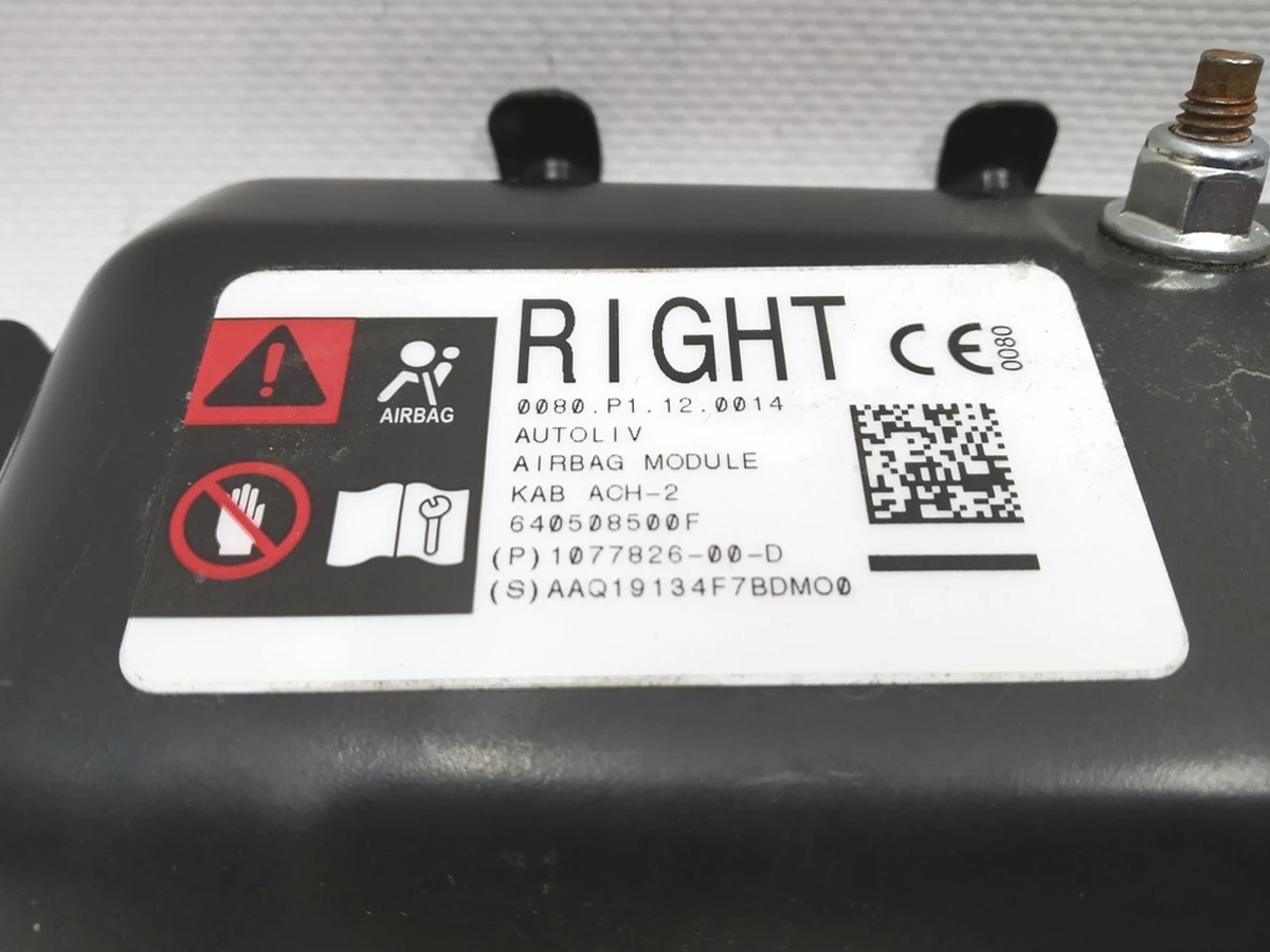 Tesla model 3 model Y passenger knee airbag 1077826-00-D