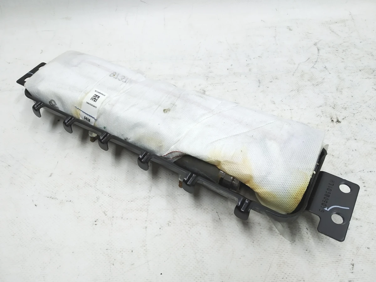 Tesla model 3 model Y passenger knee airbag 1077826-00-D