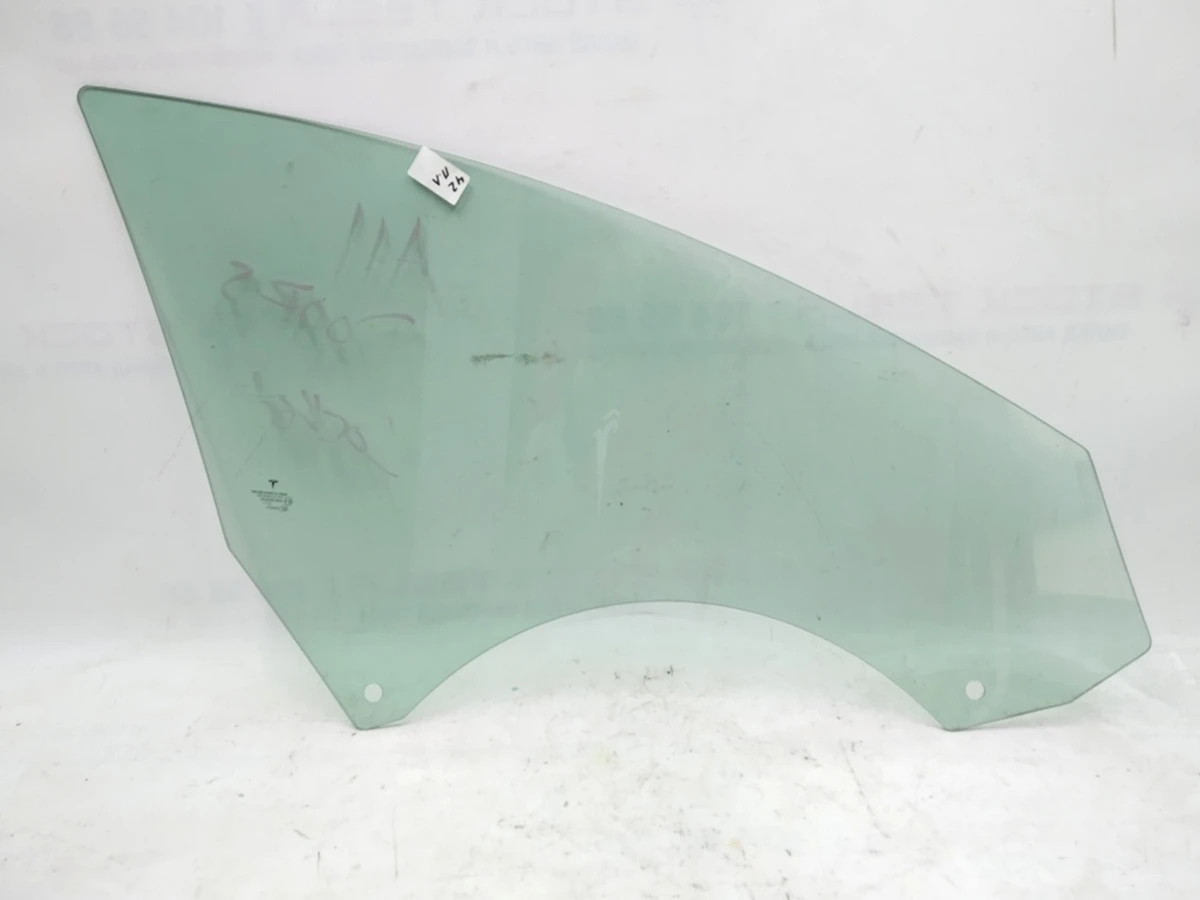 1 Скло дверей передньої лівої Tesla model 3 1077900-99-A