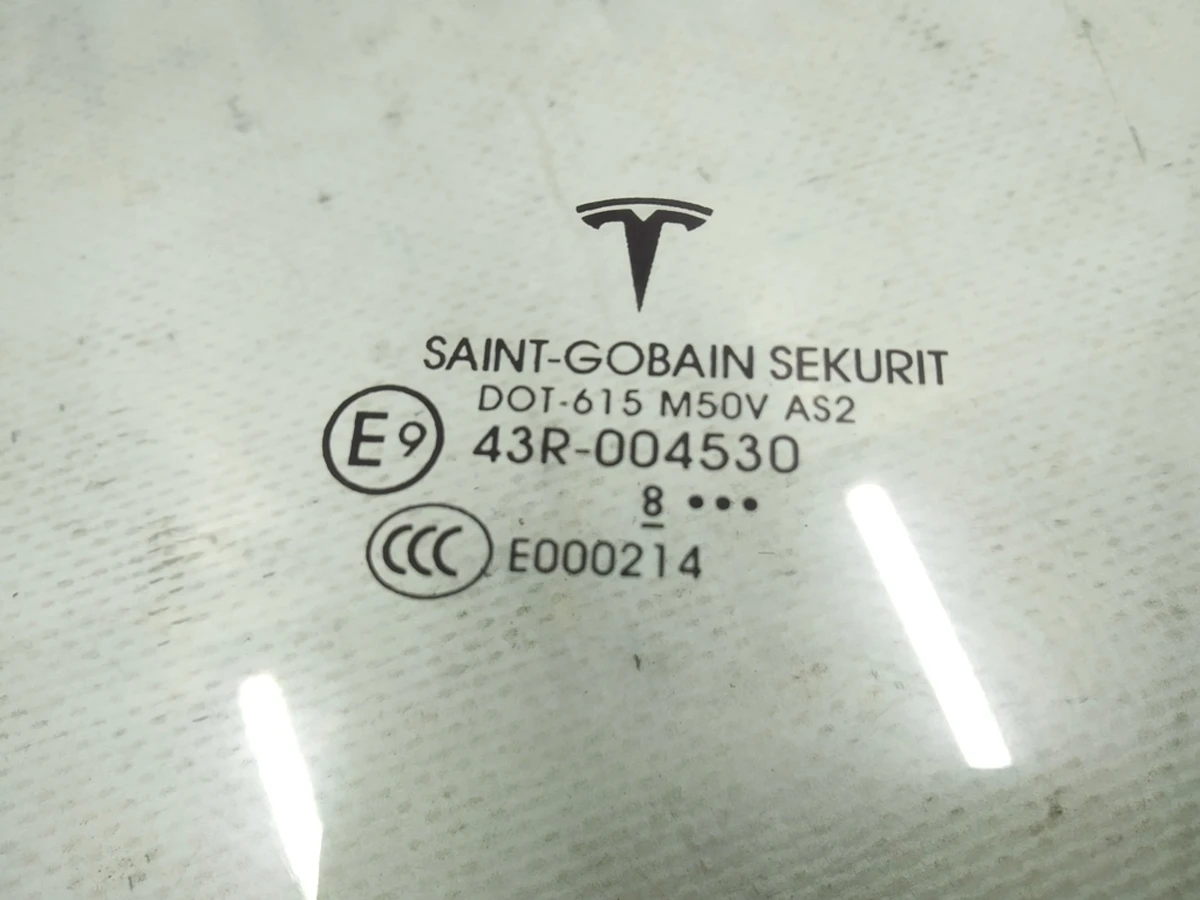 1 Скло дверей передньої лівої Tesla model 3 1077900-99-A