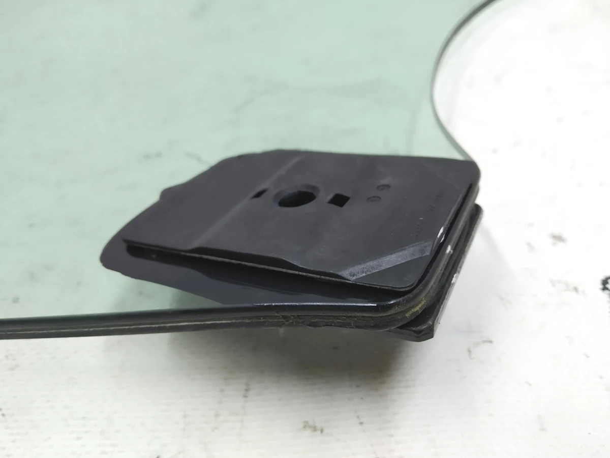 1 Скло дверей передньої лівої подвійне в зборі з кронштейнами кріплення Tesla model 3 1077900-99-A