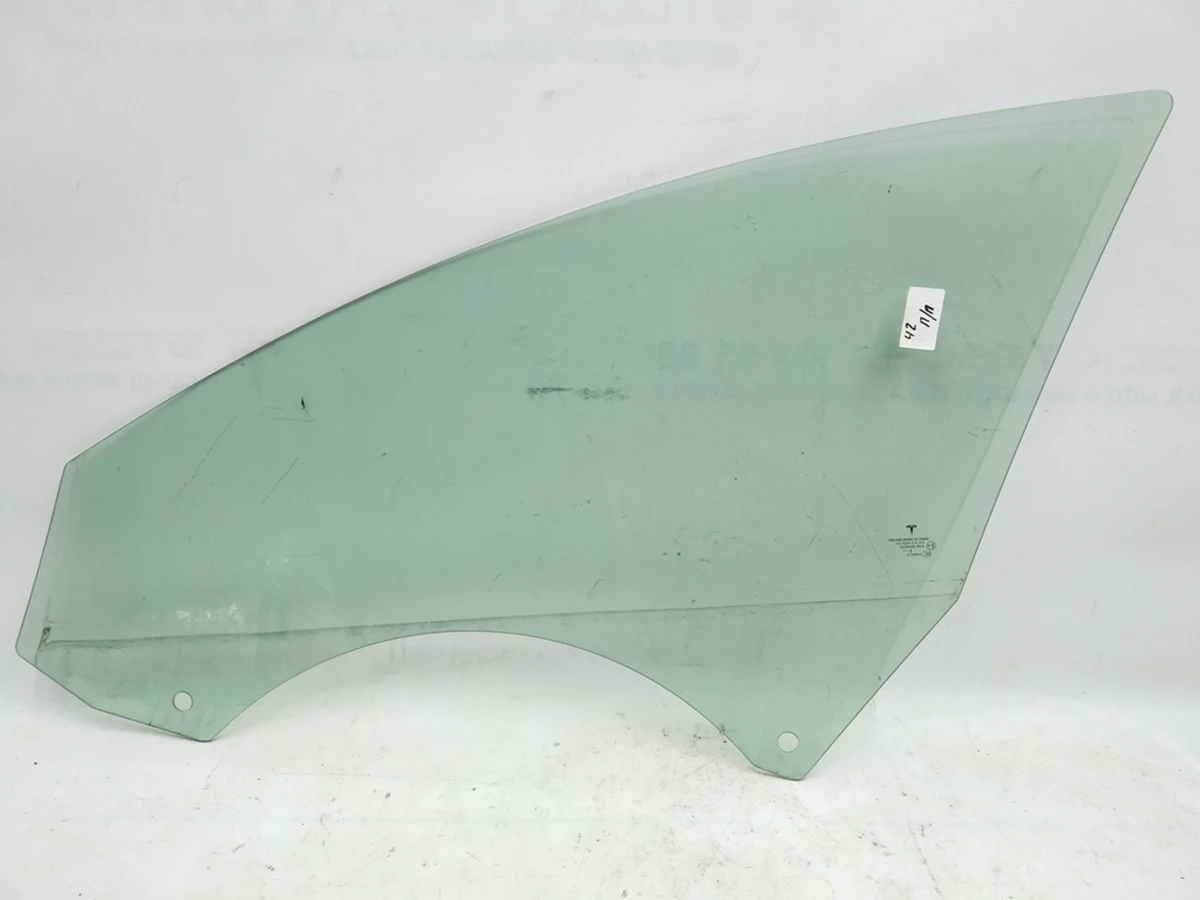 1 Скло дверей передньої правої Tesla model 3 1077901-99-A