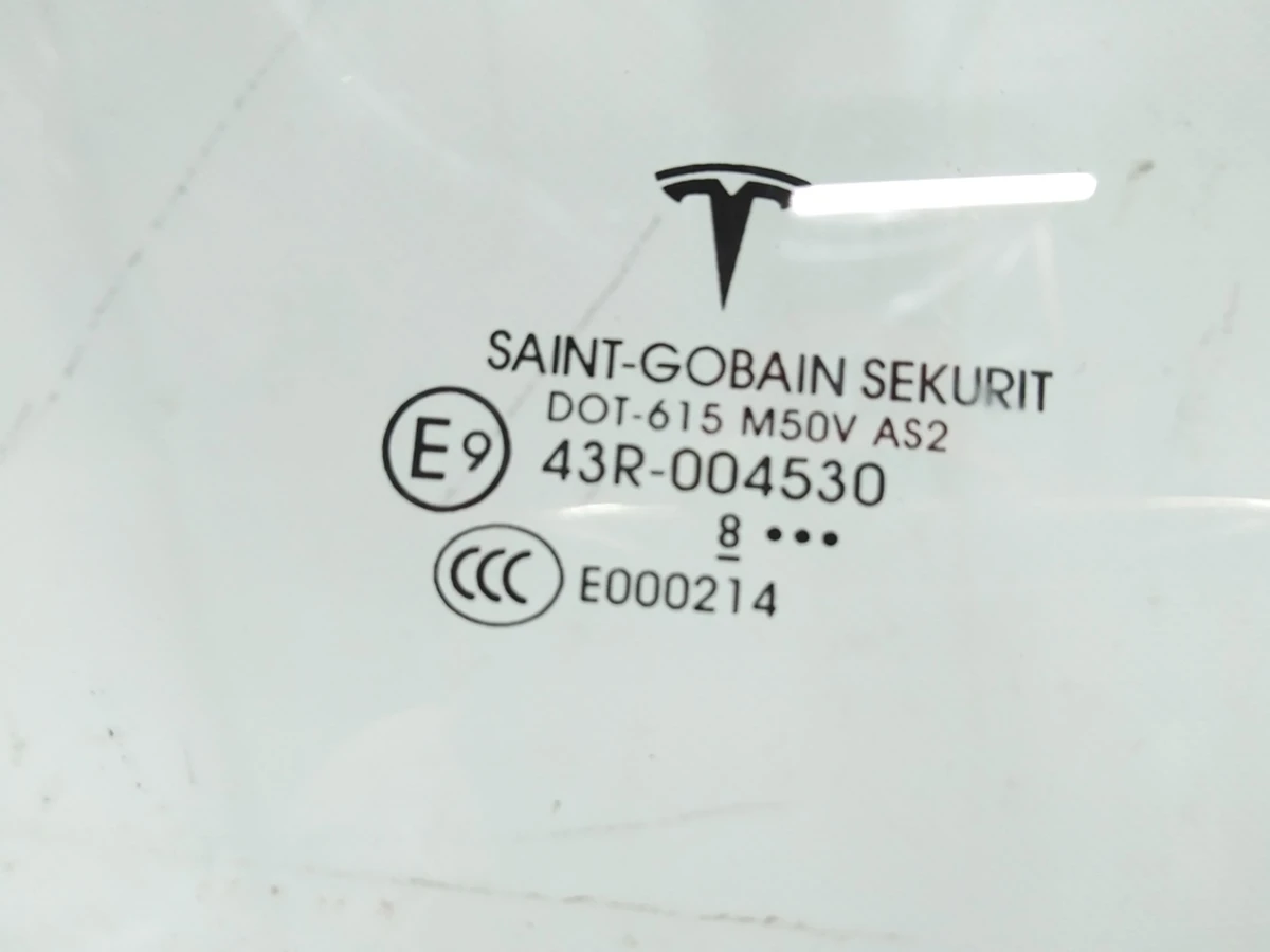 1 Скло дверей передньої правої Tesla model 3 1077901-99-A