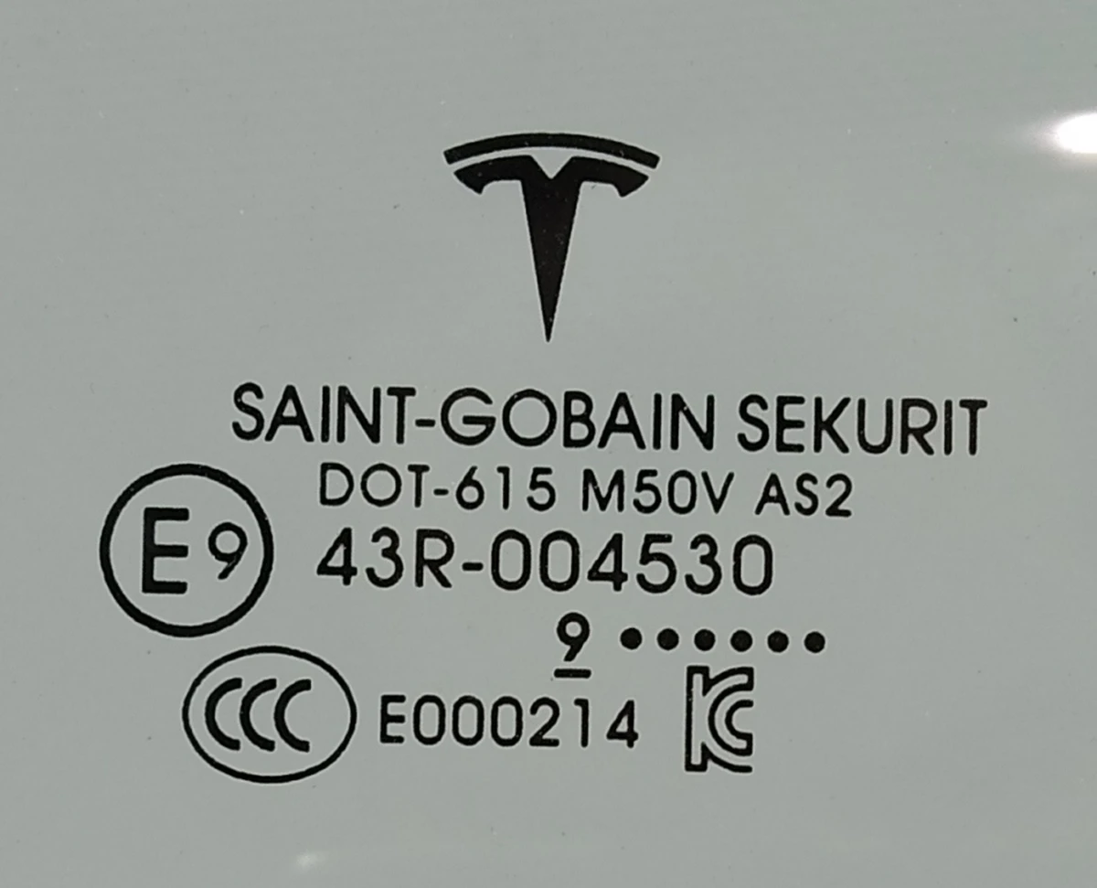 1 Стекло двери передней правой Tesla model 3 1077901-99-A